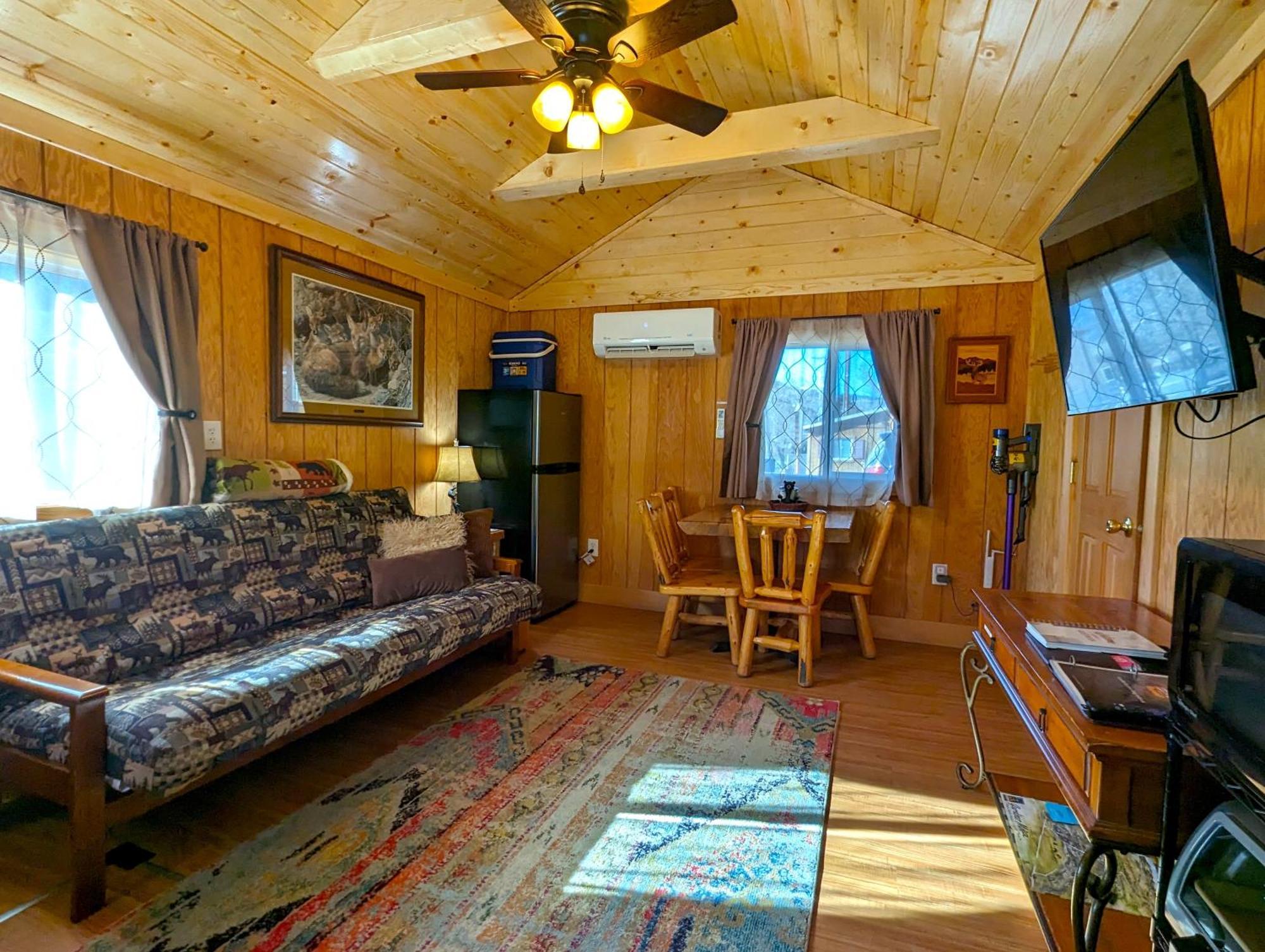 Yellowstone'S Treasure Cabins Gardiner Exterior photo