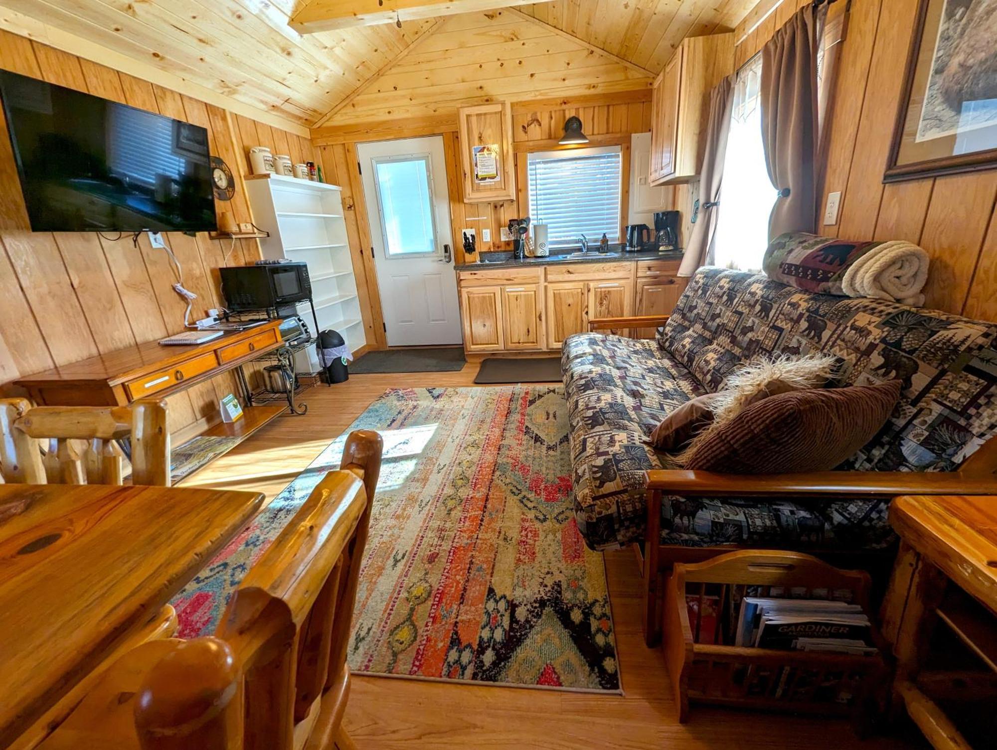 Yellowstone'S Treasure Cabins Gardiner Exterior photo