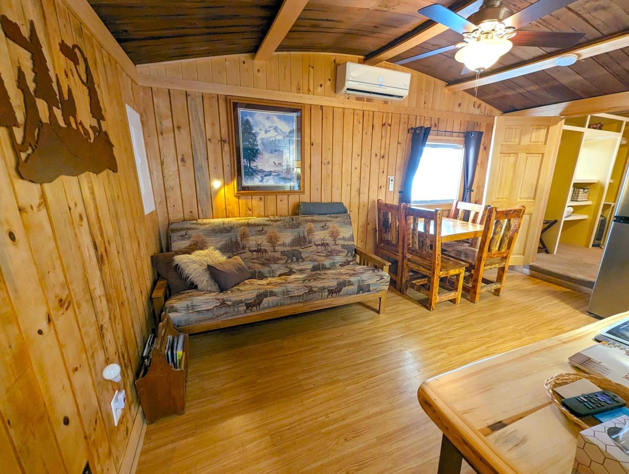 Yellowstone'S Treasure Cabins Gardiner Exterior photo