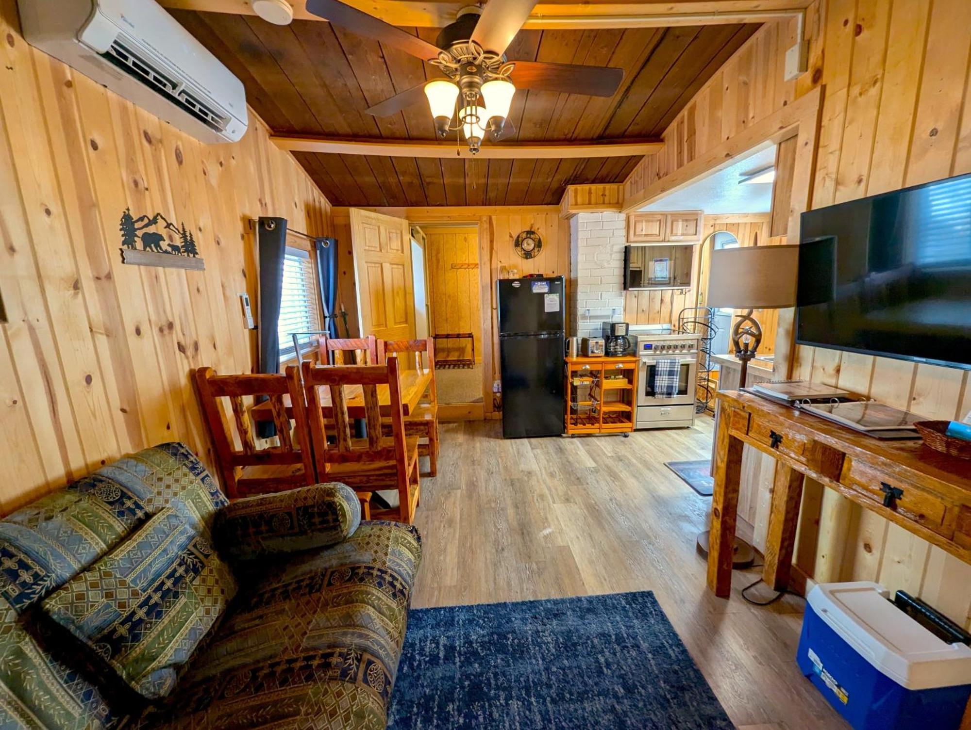 Yellowstone'S Treasure Cabins Gardiner Exterior photo